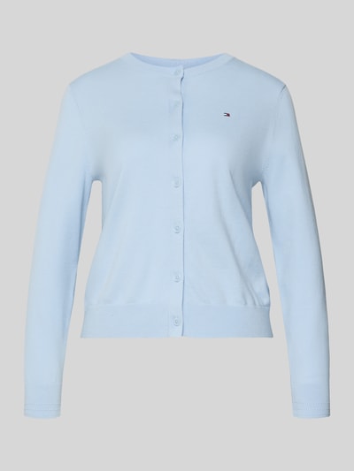 Produktfoto, hellblaue Regular Fit Strickjacke aus Baumwoll-Mix von Tommy Hilfiger mit einreihiger Knopfleiste und Rundhalsausschnitt, Feinstrick, Logo-Stitching, langärmlig, gerippte Abschlüsse, feine Textur, Allover-Muster.