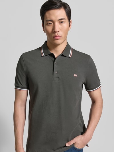 Mannelijk model draagt Regular Fit poloshirt met contraststrepen van Christian Berg Men, puur katoen, knoopsluiting, ruglengte maat M 71 cm, Nahaufnahme Oberkörper.