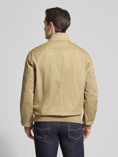 Męski model nosi Kurtka 'Jacke mit Stehkragen und Pattentaschen' od Christian Berg Men, mieszanka bawełny i elastanu, krój regular fit, stójka, zamek błyskawiczny, kieszenie z patką, długość tyłu w rozmiarze M: 32 cm, szerokość ramion w rozmiarze M: 41 cm, szerokość w rozmiarze M: 55 cm, długość rękawów w rozmiarze M: 67 cm, jasnobeżowy kolor, widok całej sylwetki z tyłu.