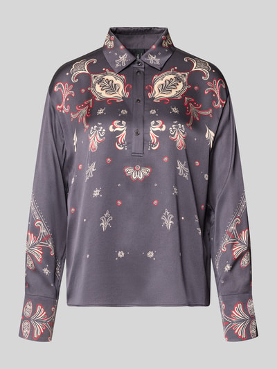 Produktfoto, Blusenshirt mit kurzer Knopfleiste von Marc Cain z wiskozy, luźny krój, kołnierzyk koszulowy, długość tyłu 62 cm, rękawy 56 cm, wzór paisley, odcienie szarości i czerwieni, gładka tekstura.