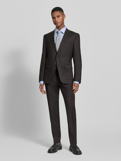 Männermodel trägt Slim Fit Anzug aus reiner Schurwolle Modell 'H-HUGE-2PCS-253' von BOSS, feines Allover-Muster, Ganzkörperansicht von vorne.