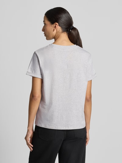 Frauenmodel trägt Relaxed Fit T-Shirt mit Motiv-Stitching Modell 'Serz' von OPUS, unifarben Melange, reine Baumwolle, Ganzkörperansicht Rückansicht.