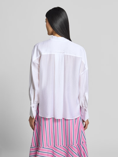Frauenmodel trägt weiße Regular Fit Langarmbluse aus Lyocell-Mix Modell 'ADESSO' von MAX&Co., glatte Textur, Ganzkörperansicht Rückansicht. Damen Langarmbluse.