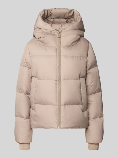 Produktfoto, sandfarbene glatte Regular Fit Daunenjacke mit Label-Patch von Marc O'Polo, Damen Daunenjacke, große Steppungen, matte Optik