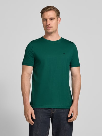 Männermodel trägt T-Shirt mit Rundhalsausschnitt und Label-Stitching von Fynch-Hatton in Grün, Reine Baumwolle, Regular-Fit, Ganzkörperansicht von vorne. Rückenlänge bei Größe M: 71 cm.