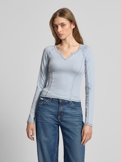 Guess Jeans Cropped Longsleeve mit V-Ausschnitt Hellblau 4