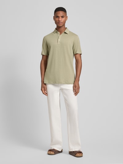 Männermodel trägt Slim Fit Poloshirt aus Leinen-Elasthan-Mix von OLYMP Level Five in Hellgrün, Knopfleiste, 1/2-Arm, Ganzkörperansicht von vorne, Rückenlänge bei Größe M: 70 cm.