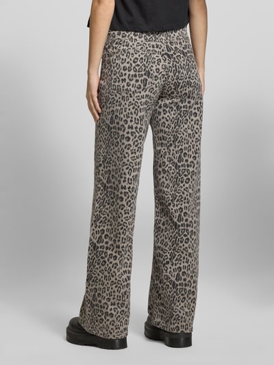 Vrouwenmodel draagt Wide Leg Jeans uit katoenmix model 'MADISON' van Only met luipaardmotief in beige en zwart, volledige lichaamsaanzicht achterkant.