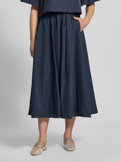 Frauenmodel trägt Midi-Rock mit Baumwoll-Anteil Modell 'FORMICA' von Weekend Max Mara in Optik: Unifarben, Ausgestellt, Kellerfalte, Länge: Midi, mit Nahtreißverschluss, elastischem Bundabschluss, geradem Saum und seitlichen Eingrifftaschen, Ganzkörperansicht von vorne.