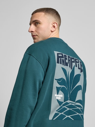 Männermodel trägt Regular Fit Sweatshirt aus reiner Baumwolle von Marc O'Polo Denim, Optik: Unifarben, Label-Print, Nahaufnahme Oberkörper.