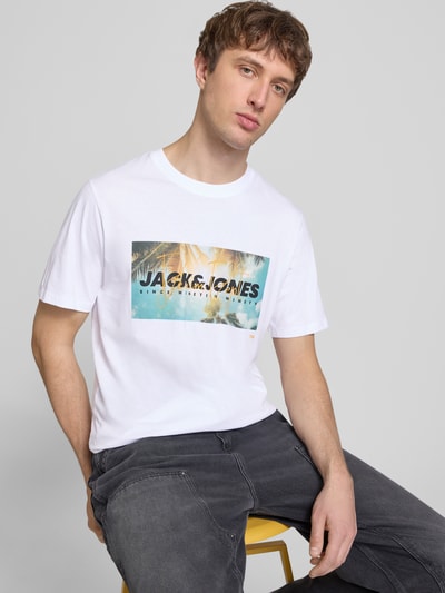 Männermodel trägt T-Shirt mit Label-Print Modell 'INDIANA' von Jack & Jones, weiße Baumwolle, Regular Fit, Rundhalsausschnitt, Nahaufnahme Oberkörper.
