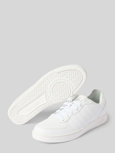 Productfoto, Sneaker met labeldetails model 'Court Cali' van K-SWISS voor heren, afgerond model, vetersluiting, geprofileerde zool, hakhoogte maat 44: 3 cm, schachthoogte: 7 cm, schachtbreedte: 9 cm, wit met subtiele textuurdetails