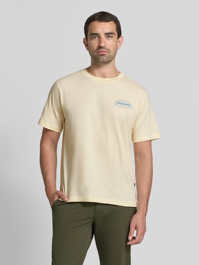 Männermodel trägt Herren T-Shirt von JACK & JONES aus Reine Baumwolle mit Logo-Print, Straight Fit, Rundhalsausschnitt, Ganzkörperansicht von vorne.