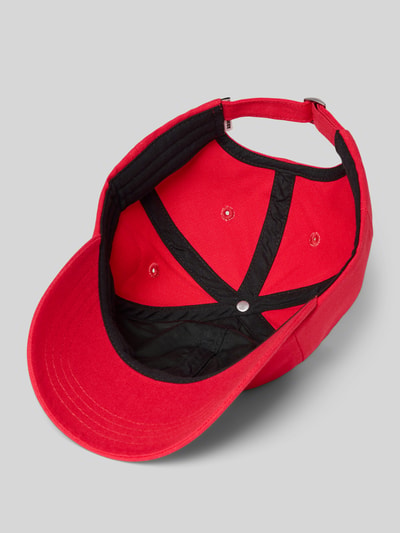 Produktfoto, Basecap aus reiner Bio-Baumwolle Modell 'YENAAS BOLD' von Armedangels, Farbe Rot, Optik: Unifarben, Logo-Stitching, eingestickte Luftlöcher, verstärkter Schirm, verstellbarer Riegel, Material: reine Baumwolle