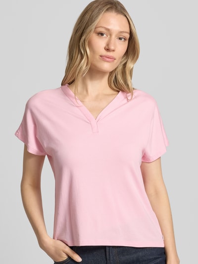 Frauenmodel trägt Regular-Fit T-Shirt aus Baumwoll-Mix mit Viskose-Anteil von Brax in zartem Rosa, glatte Struktur, Nahaufnahme Oberkörper, Damen T-Shirt.
