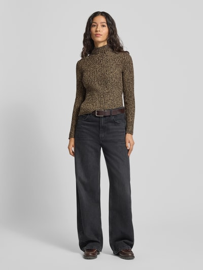 Frauenmodel trägt Turtleneck-Pullover mit Rollkragen von Mango, Baumwoll-Mix, Slim Fit, meliert in Braun und Schwarz. Ganzkörperansicht von vorne.