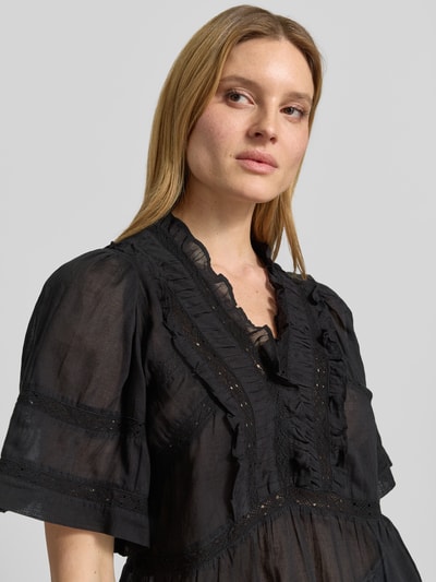 Frauenmodel trägt Blusenshirt mit Häkelspitze Modell 'Evienne' von Neo Noir, Reine Baumwolle, Taillierter Schnitt, V-Ausschnitt, Nahaufnahme Oberkörper.