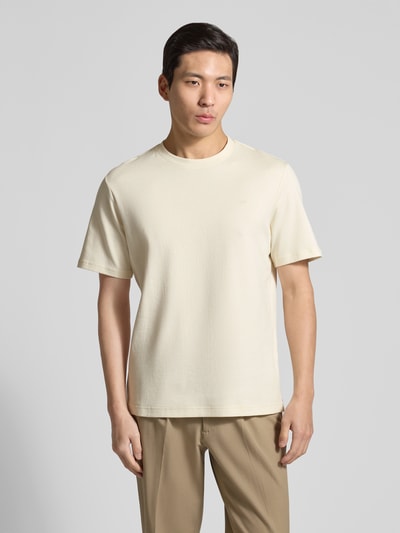 Męski model ma na sobie Regular Fit T-Shirt mit Rundhalsausschnitt od Antony Morato, bawełna, krój regular fit, kremowy kolor, krótki rękaw, długość tyłu w rozmiarze M 71 cm, widok całej sylwetki z przodu.