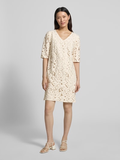 Vrouwenmodel draagt knielang Knielanges Kleid mit Lochstickerei van Betty Barclay in ecru, katoen- en viscosemix, recht model, V-hals, ajourwerk, Ganzkörperansicht van voren.