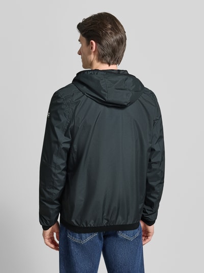 Männermodel trägt Jacke mit Kapuze Modell 'KOS' von Killtec, rechteckige Form, elastische mouwuiteinden, productdetails, Ganzkörperansicht Rückansicht