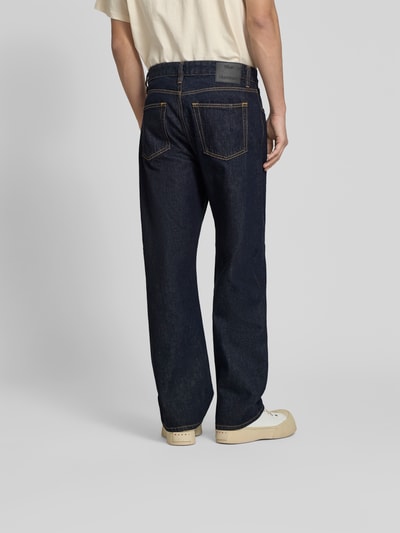 Männermodel trägt Straight Fit Jeans im 5-Pocket-Design von WON HUNDRED aus Reiner Baumwolle, dunkles Blau, Detailaufnahme Rückansicht.