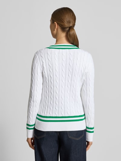 Männermodel trägt Slim Fit Pullover in Strick-Optik Modell 'Meren' von Lauren Ralph Lauren, biała bawełna, zielone detale, pleciony wzór, widok całej sylwetki z tyłu.