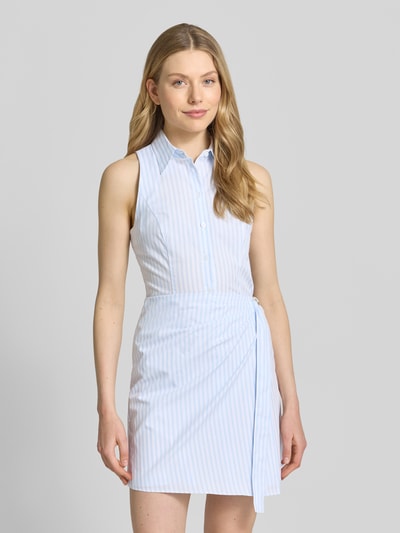 Frauenmodel trägt schmales Freizeitkleid aus reiner Baumwolle in Wickel-Optik Modell 'KRISTI' von HUGO mit gestreiftem Allover-Muster, Mini-Länge, Umlegekragen, V-Ausschnitt, Knopfleiste, ohne Ärmel, asymmetrischem Saum und Popeline-Material; Ganzkörperansicht von vorne.