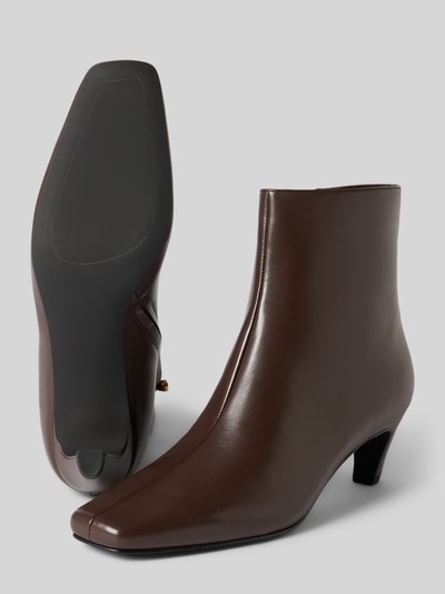 Produktfoto, botki z zamkiem błyskawicznym od Marc Cain Bags & Shoes, prosty krój, obcas szpilka, gładka podeszwa, wysokość obcasa 5 cm, wysokość cholewki 15 cm, szerokość w rozmiarze 40: 12 cm, brązowy kolor, gładka tekstura