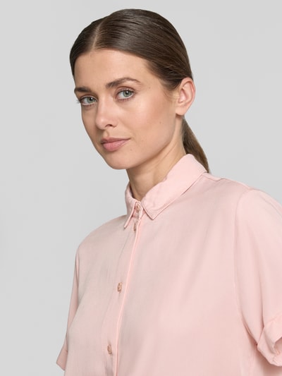 Modelka nosi Regular Fit Hemdbluse mit 1/2-Arm von Jake*s Casual, różowy, lekki materiał z wiskozy, krój regular fit, kołnierzyk kent, zapięcie na guziki, półrękaw, długość tyłu 62 cm, długość rękawa 21 cm, zdjęcie: zbliżenie górnej części ciała.