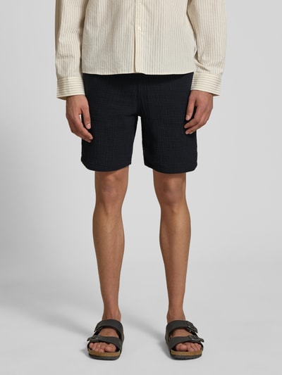 Männermodel trägt Shorts mit Strukturmuster Modell 'AIDEN' von Jack & Jones, Schwarz, Baumwoll-Mix, Straight Fit, Nahaufnahme Oberschenkel.