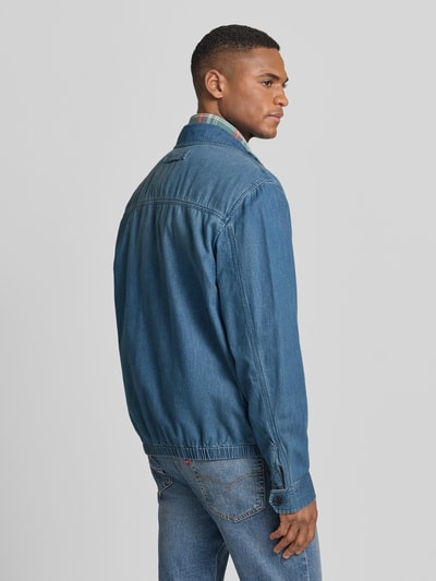 Männermodel trägt Jacke im Denim-Look mit Zweiwege-Reißverschluss von Gant aus reiner Baumwolle, Regular-Fit, Rückansicht.