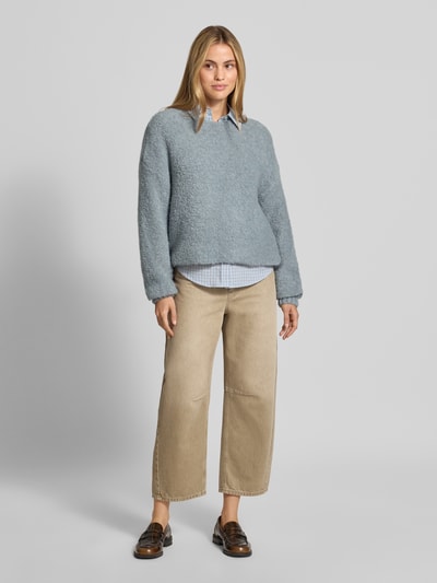 Frauenmodel trägt Pullover aus Leinen-Mix mit Alpaka-Anteil Modell 'Zolly' von American Vintage, Strick-Optik, Ganzkörperansicht von vorne. Damen Pullover, Relaxed Fit, elastisches Material, Rückenlänge 53 cm, Ärmellänge 56 cm.
