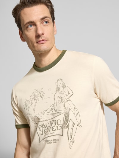 Männermodel draagt T-shirt met motiefprint model 'NO PLAN TO LEAVE' van Guess, puur katoen, regular fit, ronde hals, ruglengte maat M 70 cm, Nahaufnahme bovenlichaam