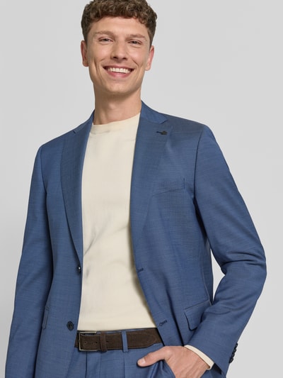Männermodel trägt Regular Fit Anzug aus Schurwoll-Mix mit 2-Knopf-Sakko von Roy Robson in Blau, Nahaufnahme Oberkörper. Anzug-Stoff: Schurwoll-Mix mit Viskose-Anteil, Pattentaschen, Reverskragen, Bundweite 46 cm, Rückenlänge 76 cm, Schulterbreite 46 cm, Ärmellänge 67 cm, Innenbeinlänge 107 cm.