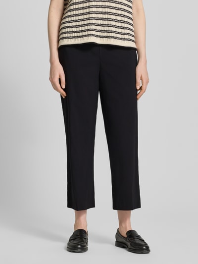 Vrouwenmodel draagt zwarte Hose aus Viskose-Mix in verkürzter Passform Modell 'FENJA2' van STEHMANN, elastische tailleband, verkorte fit, damesspijkerbroek, stretchmateriaal, binnenbeenlengte 66 cm, taillewijdte 40 cm, voorkant close-up bovenlichaam