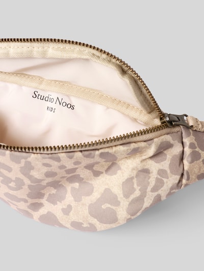Produktfoto, 'Bauchtasche mit Label-Detail Modell Puffy Mini Fanny Pack' von STUDIO NOOS, wzór na całej powierzchni, główna przegroda z zamkiem błyskawicznym, detal z logo, szerokość w rozmiarze 1: 29 cm, długość w rozmiarze 1: 13 cm, głębokość w rozmiarze 1: 5 cm, długość paska na ramię w rozmiarze 1: 61 cm, beżowo-brązowe odcienie, kształt zaokrąglony, tekstura miękka.