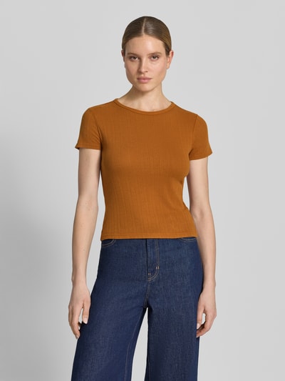 Vrouwenmodel draagt T-Shirt in Pointelle-Strick met ronde hals van Jake*s Casual, katoenen stof, nauwsluitende fit, vooraanzicht, bovenlichaam-close-up.