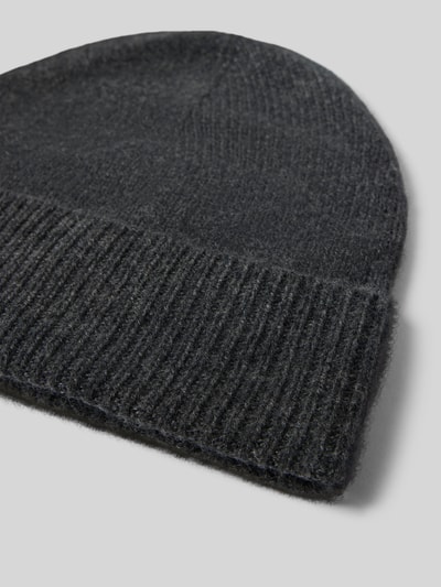 Produktfoto, Strickmütze aus reinem Kaschmir mit breitem Umschlag von Christian Berg Men, dunkelgrauer Ton, feine Strickstruktur, weiche Textur