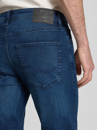 Mannenmodel draagt Straight Fit Jeans uit mix van katoen en elastaan model 'CLARK ORIGINAL' van JACK & JONES, detailopname achterkant, 5-pocketmodel, knoop- en ritssluiting, bandwijdte maat 32/32: 43 cm, binnenbeenlengte: 75 cm.