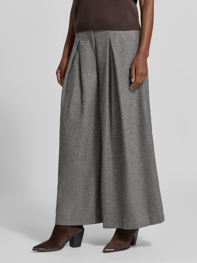 Vrouwenmodel draagt Wide Leg Hose mit Falten und Eingrifftaschen van Apricot in grijs Materiaalmix met viscose, knoopsluiting, steekzakken, plooien, bandwijdte maat S 36 cm, binnenbeenlengte maat S 74 cm, detailopname onderlichaam.