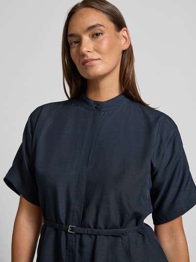 Frauenmodel trägt tailliertes Freizeitkleid aus Lyocell-Leinen-Mix Modell 'DALINIA' von BOSS in Dunkelblau, unifarben, Nahaufnahme Oberkörper.