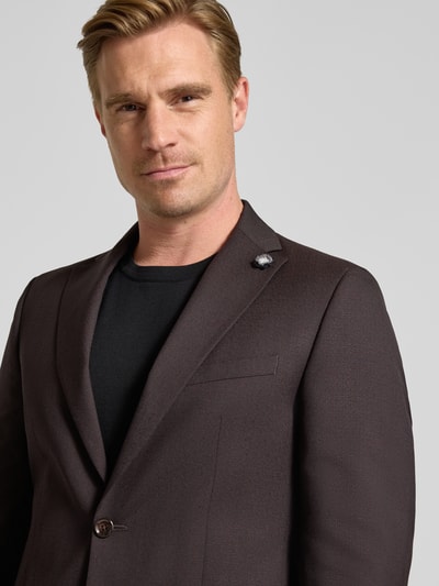 Männermodel trägt donkerbruine Slim fit blazer van zuivere scheerwol Model 'Paul' van CG – CLUB of GENTS, borst- en klepzakken, 2-knoopsluiting, Nahaufnahme Oberkörper, context: Heren blazer, reverskraag, ruglengte maat 50: 74 cm, schouderbreedte maat 50: 45 cm, mouwlengte maat 50: 65 cm