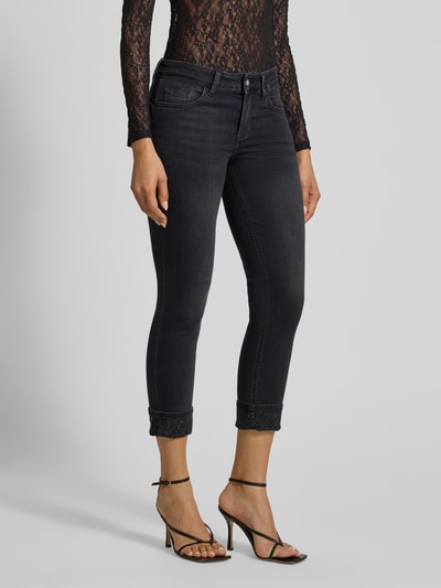 Vrouwenmodel draagt Jeans met steekzakken Model 'MONROE' van Liu Jo White, mix van katoen en lyocell, skinny fit, donkergrijs. Ganzkörperansicht van voren.