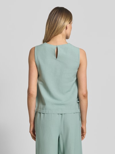 Frauenmodel trägt Blusentop aus Viskose-Mix mit seitlicher Schnürung von Vila in Mint, leichter Stoff, Straight Fit, Modell PRISILLA, Ganzkörperansicht Rückansicht. Rückenlänge bei Größe 36: 54 cm, Leinen-Viskose-Anteil, Rundhalsausschnitt.