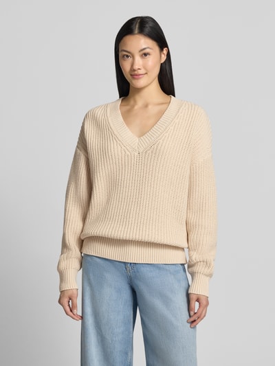 Vrouwenmodel draagt Regular fit pullover uit katoenmix model 'SELMA' van Selected, beige structuur, Dames pullover, volledig frontaal.