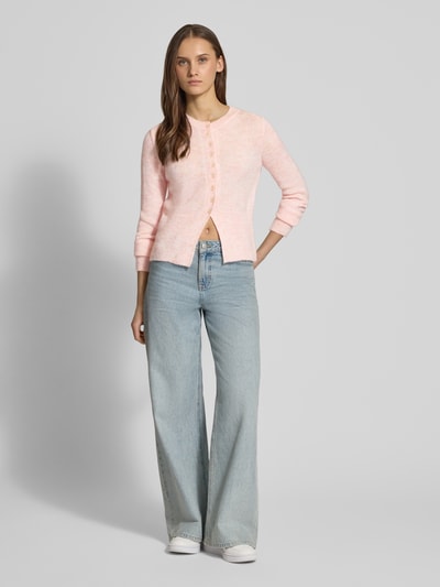 Frauenmodel trägt Regular Fit Strickjacke mit einreihiger Knopfleiste Modell 'ELLA' von ONLY, Optik: Unifarben, Materialverarbeitung: Strick, Rundhals, Langarm, gerippte Abschlüsse, Ganzkörperansicht von vorne.