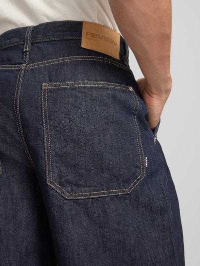 Männermodel trägt Jeansshorts mit Eingrifftaschen von REVIEW, reine Baumwolle, dunkelblau, Relaxed Fit, Detailaufnahme Rückansicht.