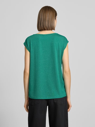 Frauenmodel trägt Regular Fit Shirt aus Viskose-Mix Modell 'BILLO' von Pieces, grün, schimmernd gestreift, ärmellos, Ganzkörperansicht Rückansicht.