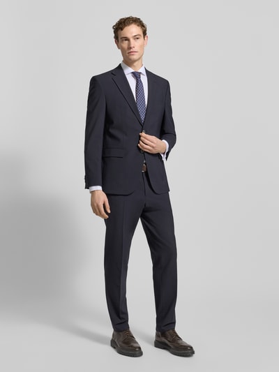 Mężczyzna nosi Slim Fit Business-Hemd mit Knopfleiste von ETERNA z bawełny, kołnierzyk typu cutaway, listwa guzikowa, krój slim fit, długość tyłu w rozmiarze 40: 80 cm, szerokość ramion w rozmiarze 40: 44 cm, długość rękawów w rozmiarze 40: 69 cm, całkowity widok z przodu.