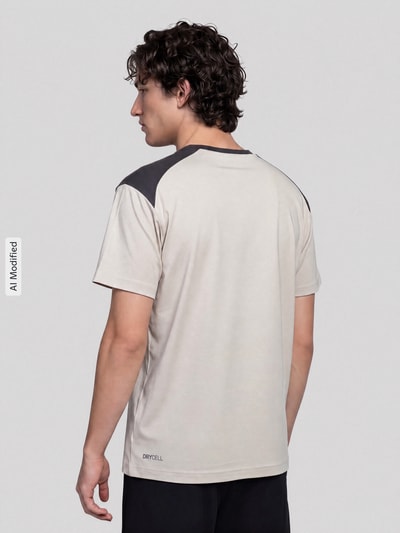 Männermodel trägt Regular Fit T-Shirt mit DryCell Technology Modell 'PUMATECH Essentials Tee' von PUMA, Herren T-Shirt von PUMA Performance, Ganzkörperansicht Rückansicht.